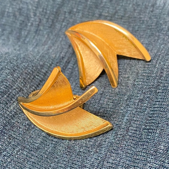 Vintage Trifari Gold Tone Clip on Earrings - Picture 1 of 8